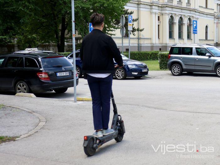Dok BiH čeka Zakon: Grčka zabranila romobile mlađim od 17 godina