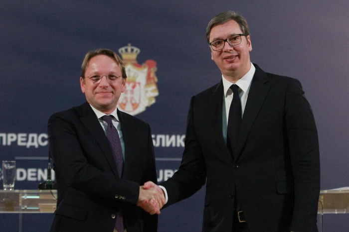 Dok Dodik izmišlja konsultacije, Vučić potvrdio Varhelyiu povratak u institucije