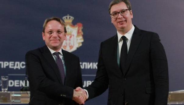Dok Dodik izmišlja konsultacije, Vučić potvrdio Varhelyiu povratak u institucije