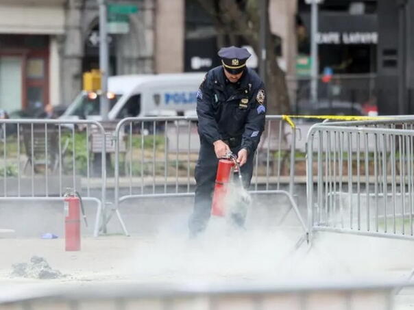 Dok je Trump bio u sudnici ispred suda u New Yorku se zapalio muškarac