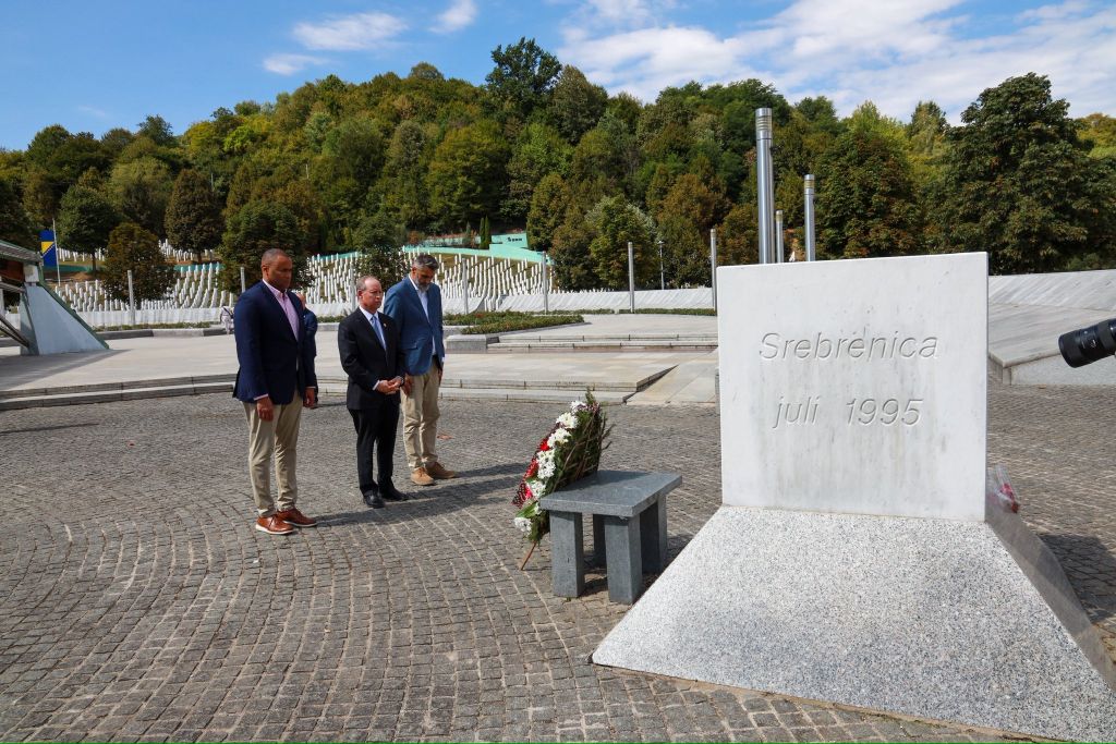 Dok se u Beogradu veliča zločinac, SAD poslale jasnu poruku iz Potočara
