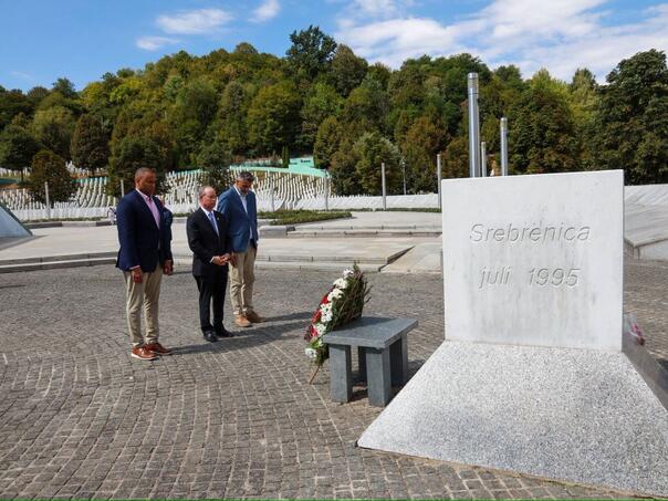 Dok se u Beogradu veliča zločinac, SAD poslale jasnu poruku iz Potočara