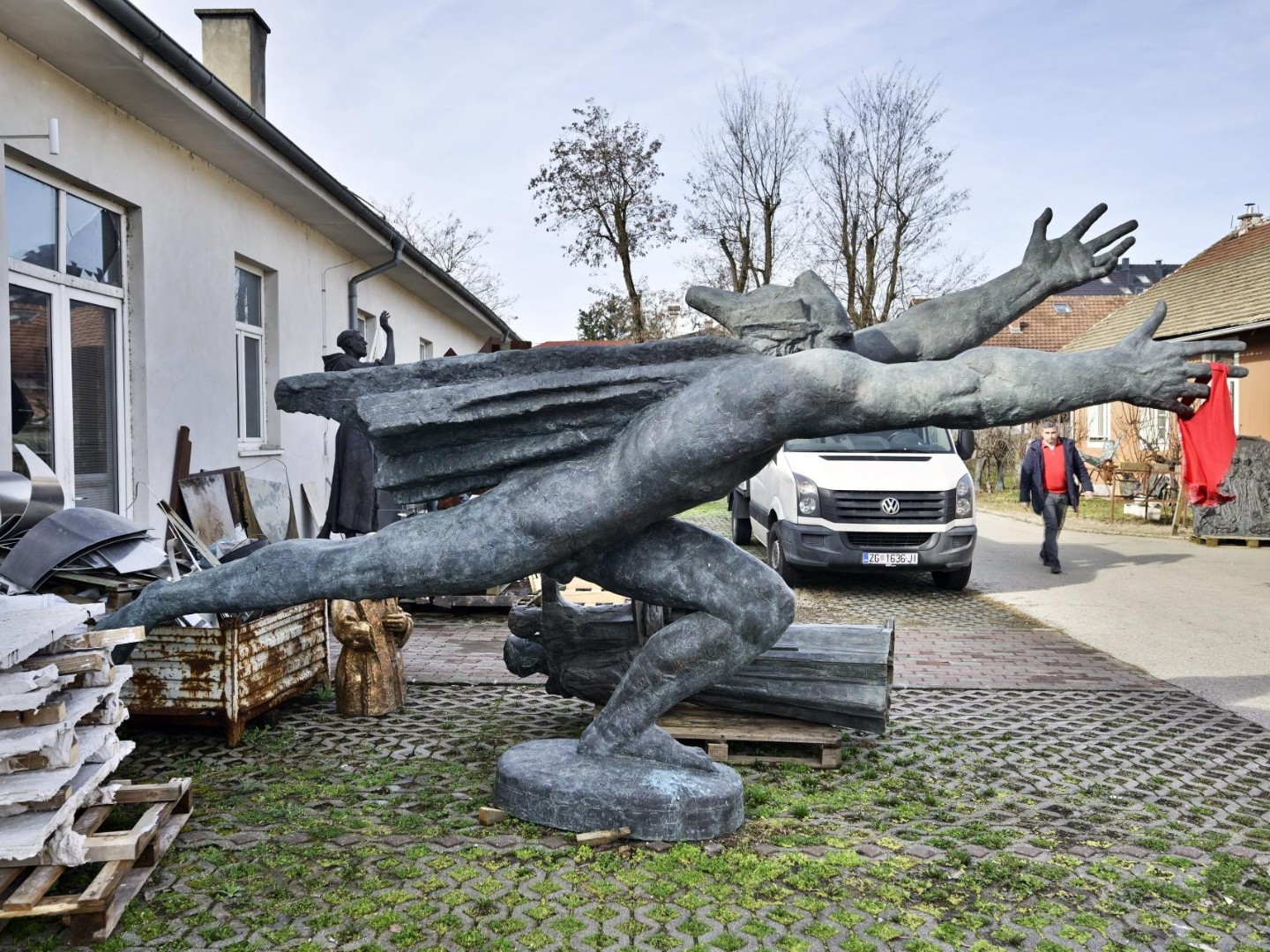 Dok u Mostaru ruše, u Dalmaciji vraćaju partizanske spomenike