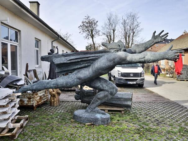 Dok u Mostaru ruše, u Dalmaciji vraćaju partizanske spomenike