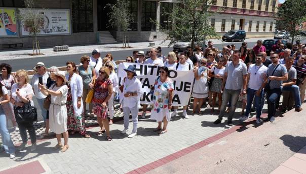 Doktori medicine i stomatologije FBiH prosvjedovali u Mostaru