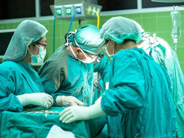 Doktori na KCUS-u pacijentici odstranili tumor težak 11,5 kg