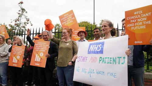 Doktori u Britaniji štrajkuju zbog najnovijeg spora o plaćama