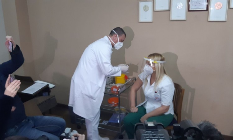 Doktorica Jasmina Bošnjić prva primila vakcinu u UKC Tuzla