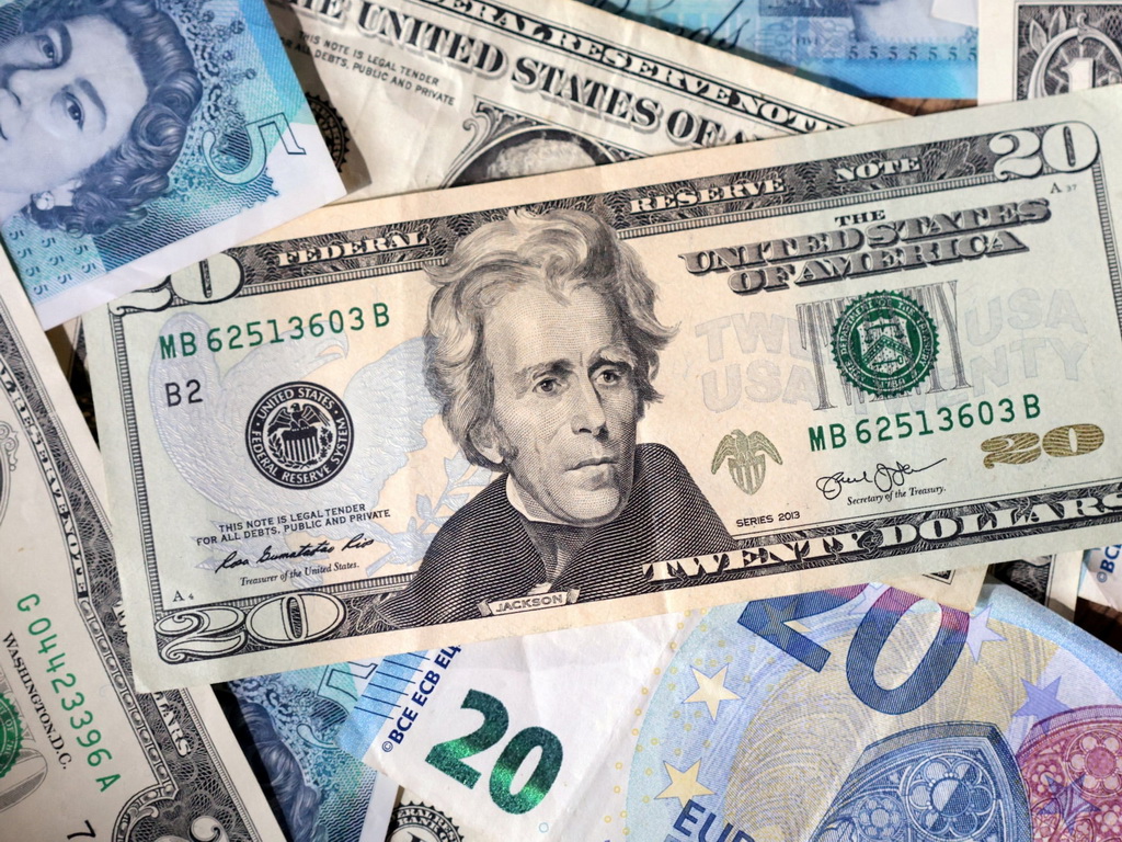 Dolar ojačao zbog krize na Bliskom istoku