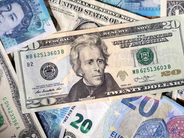 Dolar ojačao zbog krize na Bliskom istoku