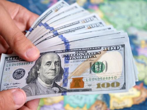 Dolar oslabio četvrtu sedmicu zaredom