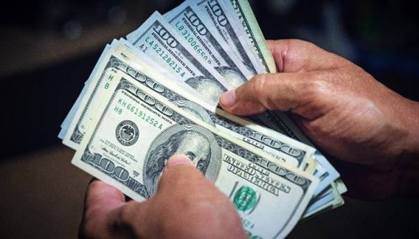 Dolar potonuo na najnižu razinu od 2018.