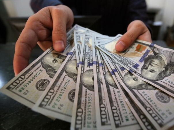 Dolar slabi, tržišta očekuju Fedovo trostruko snižavanje kamata do kraja godine