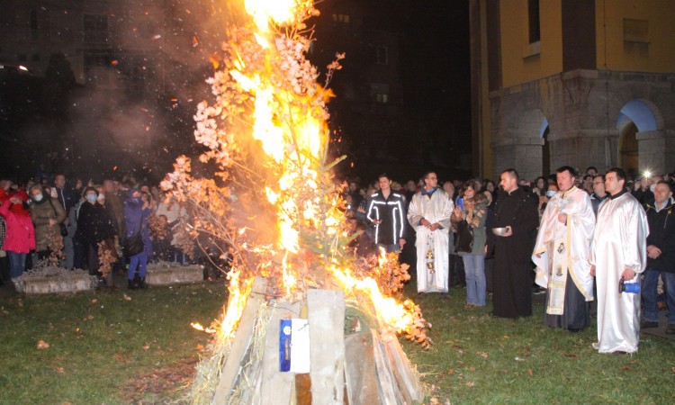 Dolazak Božića najavljen liturgijom, paljenjem Badnjaka i vatrometom