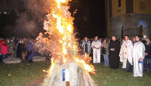 Dolazak Božića najavljen liturgijom, paljenjem Badnjaka i vatrometom