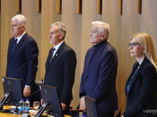 Dom naroda PSBiH o nekoliko prijedloga zakona i o smjeni kadrova SNSD-a