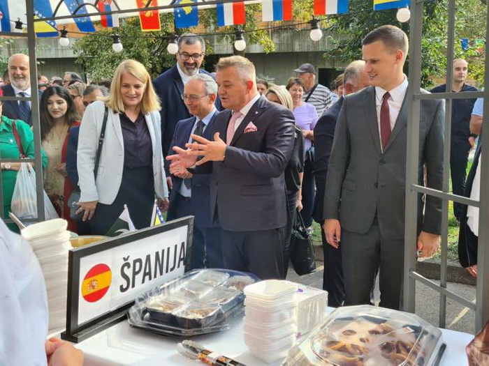 Domaća i egzotična jela na tanjiru u Živinicama