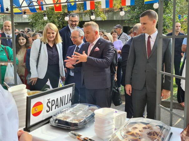 Domaća i egzotična jela na tanjiru u Živinicama