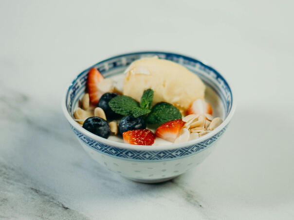 Domaći sladoled od vanilije sa svježim voćem