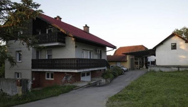 Domžale: Nožem ubio baku, djeda i strica