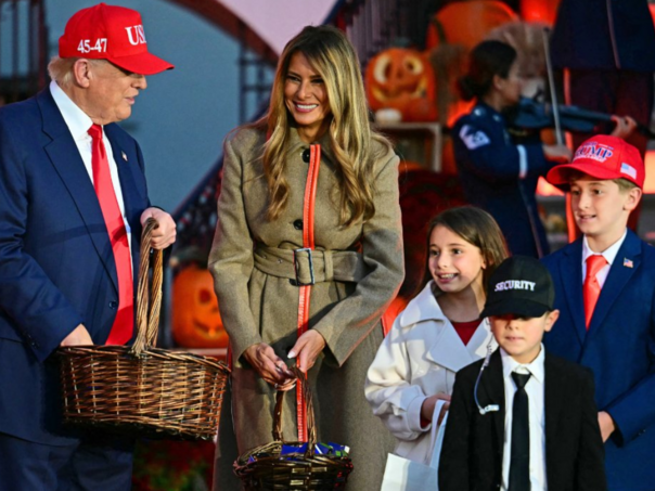 Donald i Melania Trump dijelili djeci slatkiše ispred Bijele kuće