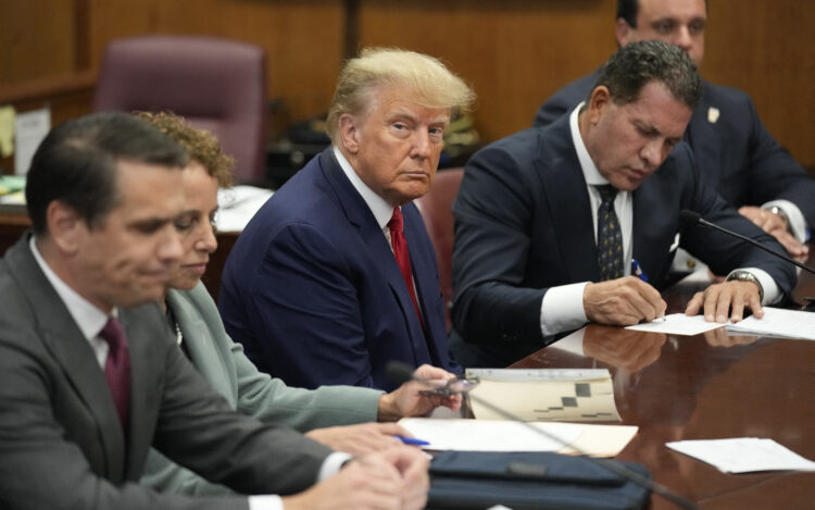 Donald Trump na sudu: Formalno je uhapšen