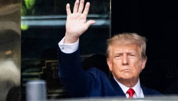 Donald Trump se izjasnio da nije kriv, poletio prema Floridi