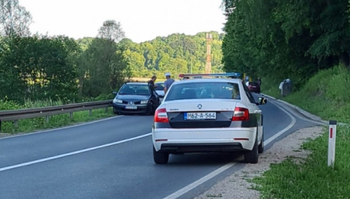 Donja Lohinja kod Gračanice: Dvije osobe povrijeđene u sudaru dva automobila