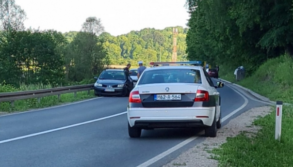 Donja Lohinja kod Gračanice: Dvije osobe povrijeđene u sudaru dva automobila