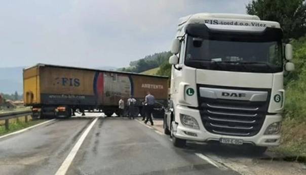 Donji Vakuf: Kamion proklizao i udario u zaštitnu ogradu