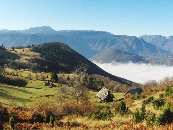 Dosta magle i niske oblačnosti po kotlinama i uz riječne tokove, na Bjelašnici 2 stepena