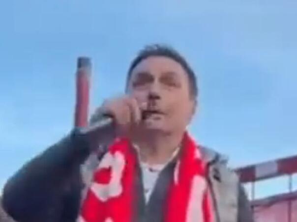 Dragan Kojić Keba vodio navijanje na utakmici Zvezda-Partizan