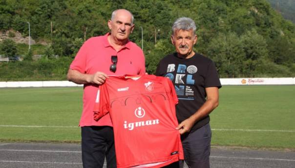 Dragan Stojković Bosanac posjetio trening Igmana i 'zadužio' dres