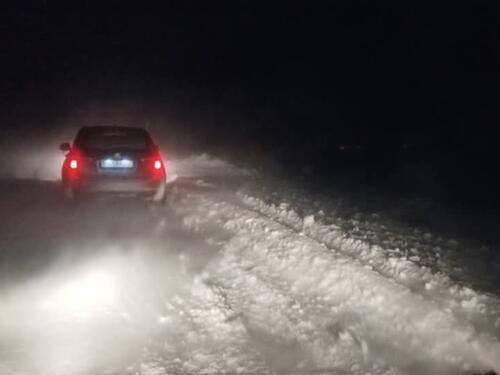 Drama kod Bosanskog Petrovca: Kolona auta u kojima ima i djece blokirana u snijegu