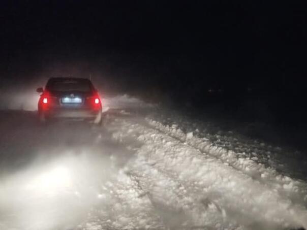 Drama kod Bosanskog Petrovca: Kolona auta u kojima ima i djece blokirana u snijegu