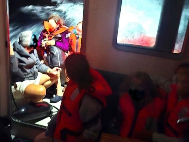 Drama kod Hvara: Evakuisano 12 osoba, među njima i oni iz nasukane jedrilice
