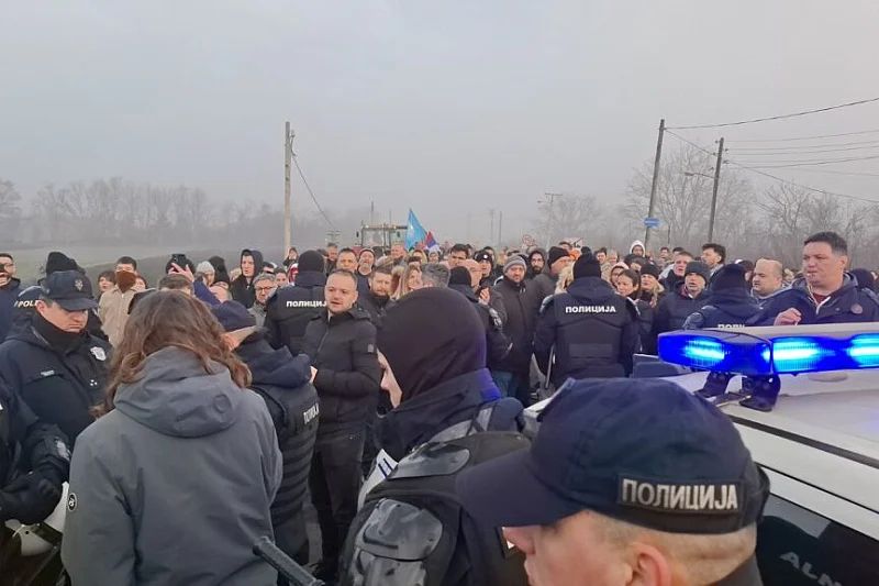 Drama kod Novog Sada: Policija ne dozvoljava prolazak traktora u grad