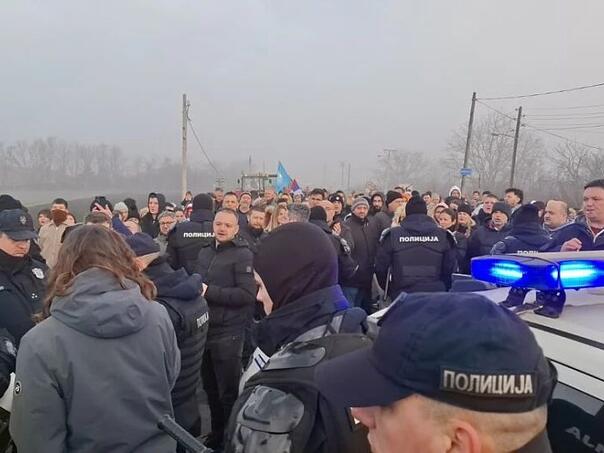 Drama kod Novog Sada: Policija ne dozvoljava prolazak traktora u grad