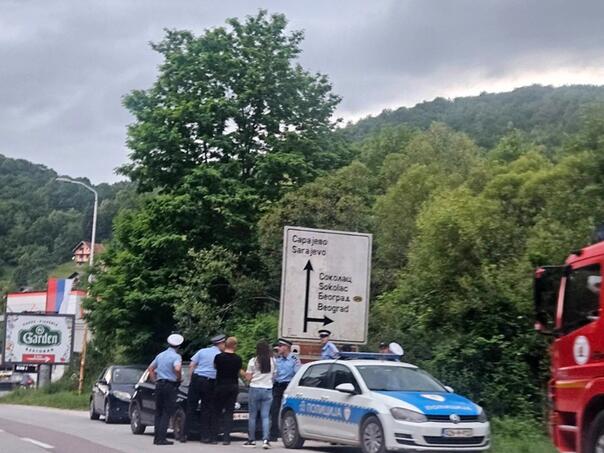 Drama kod Pala: Muškarac se popeo na drvo, ne želi sići, policija na terenu