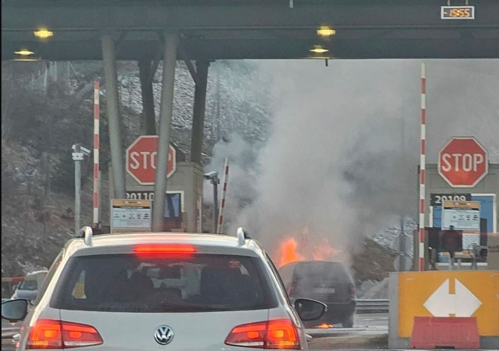 Drama na A-1: Vozilo se zapalilo na naplatnom mjestu Sarajevo zapad