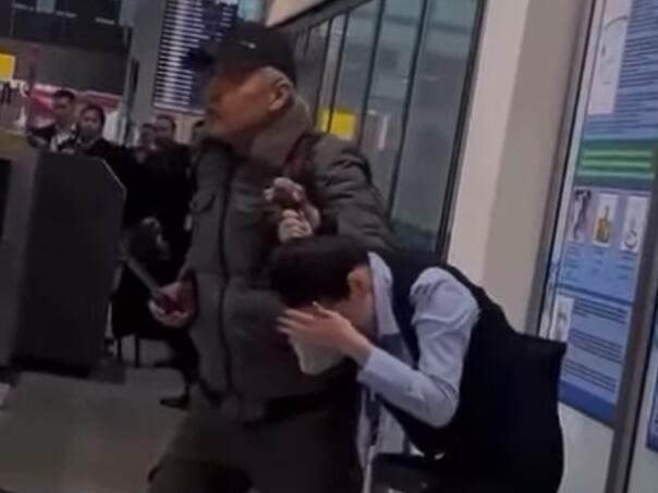 Drama na aerodromu: Pomahnitali muškarac sa nožem uzeo djevojku za taoca