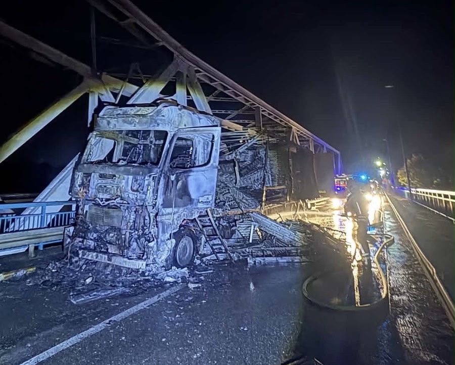 Drama na granici BiH i Srbije: Kamion se zapalio nasred mosta