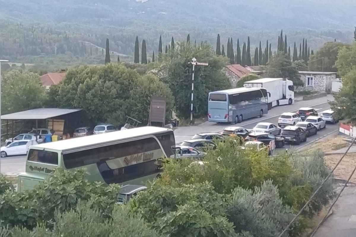 Drama na granici u Hrvatskoj: Putnici zarobljeni u kolonama, mještani im donose vodu