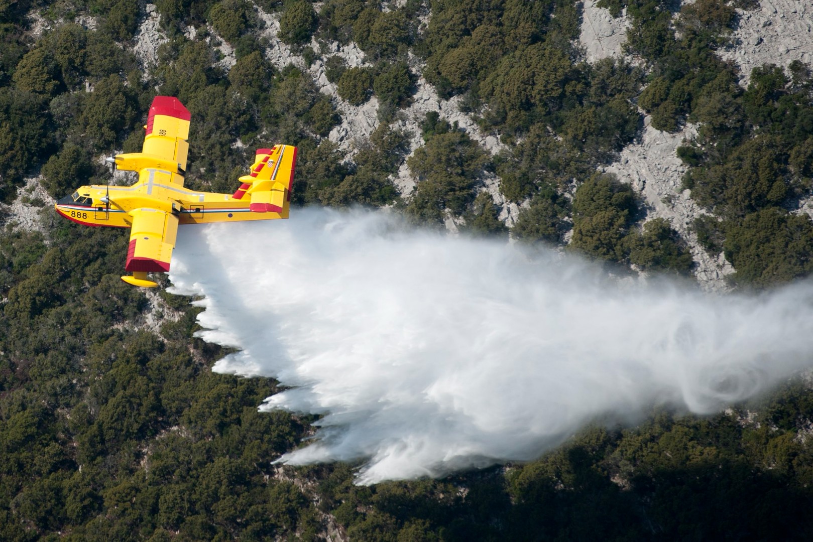 Drama na Hvaru: Buknuo požar, vatrogascima u borbi s vatrom pomažu i avioni