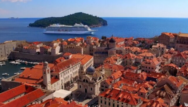 Drama na kruzeru: 800 ljudi zarobljeno na brodu, otkriveni štetni mikroorganizmi