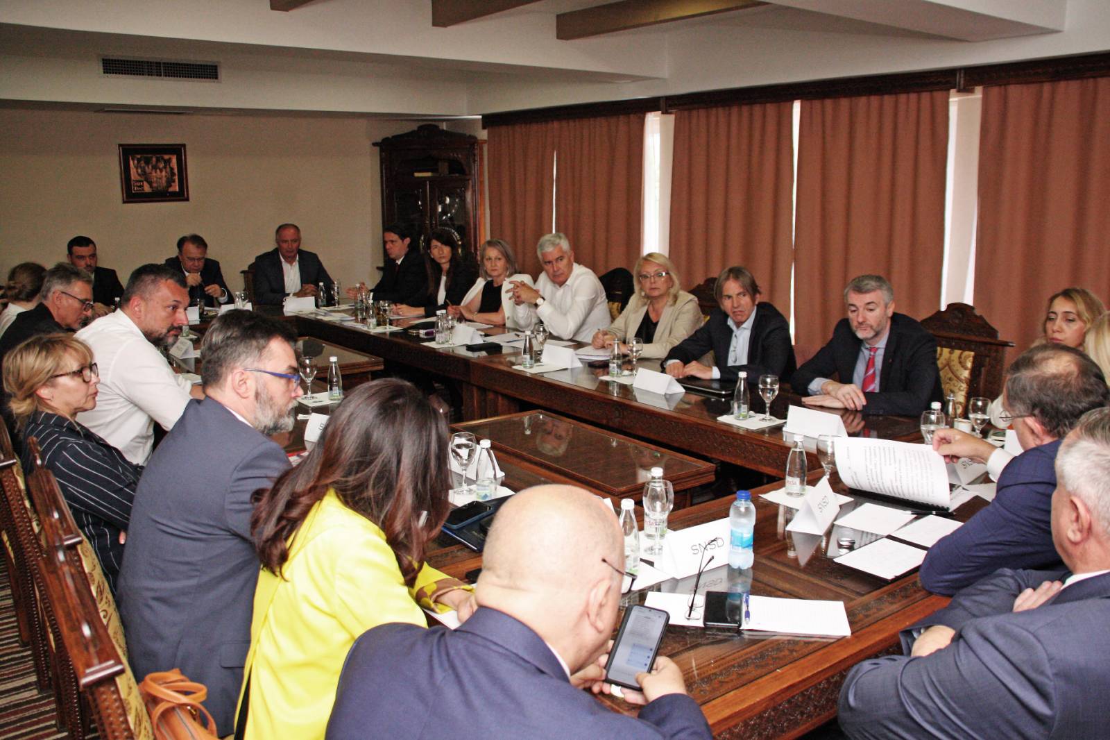 Drama na sastanku u Konjicu: Pale teške riječi između Dodika i Heleza