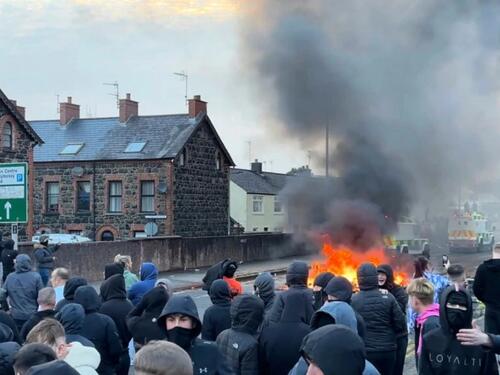 Drama na ulicama Sjeverne Irske: Gore automobili i kuće