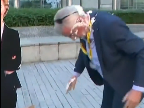 Drama u Briselu: Šef Ryanaira pogođen pitom u lice