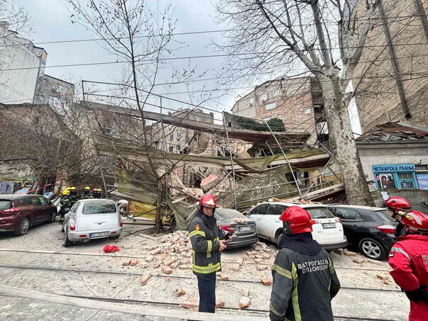 Drama u centru Beograda: Srušila se skela i dio stare zgrade