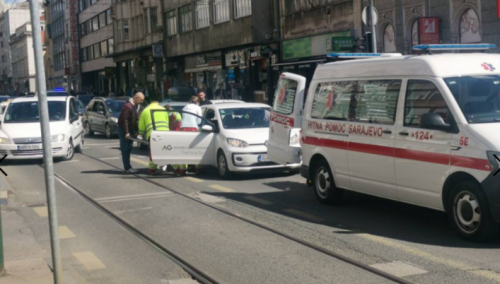 Drama u centru Sarajeva: Pola sata izvlačili dijete iz automobila